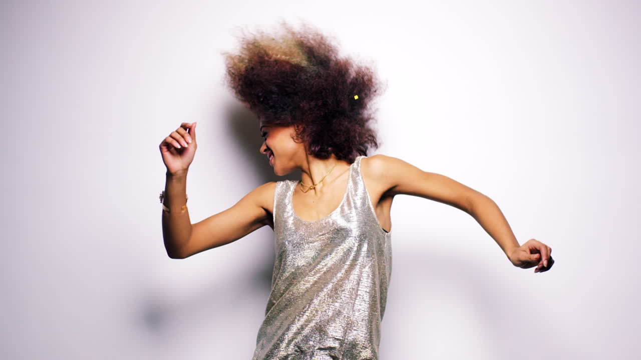 mujer alegre bailando