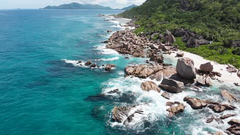 Vista-Aérea-De-Anse-Marron-Con-Sus-Famosas-Formaciones-Rocosas-De-Granito-Y-Piscinas-Naturales