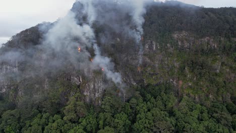 devastador incendio forestal que está quemando el desfiladero de carnarvon en queensland, australia