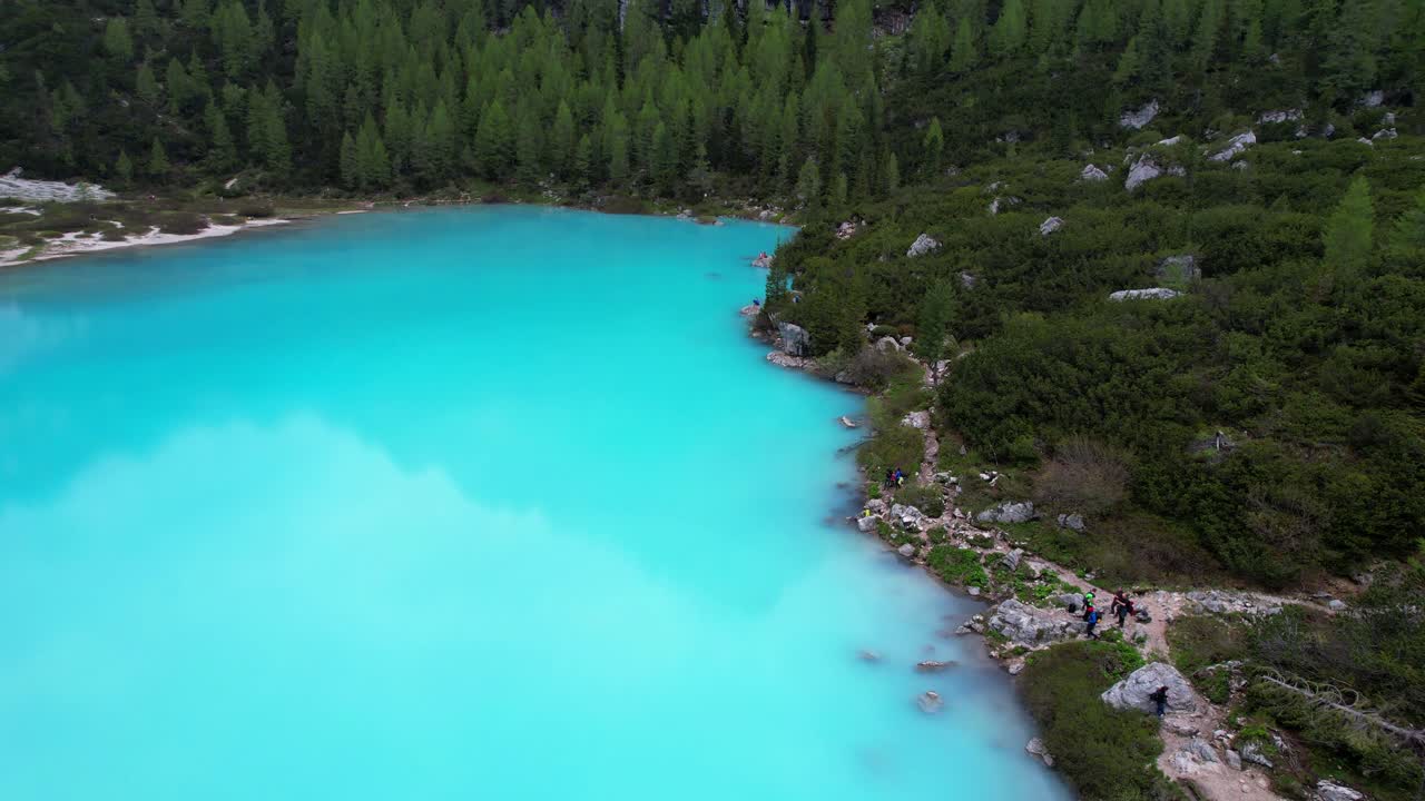 호수 디 소라피스 (lago di sorapiss) 위에서 찍은 공중  ⁇ 트업 (aerial tilt up) 은 그 푸른 산악 환경을 드러 ⁇ 니다.