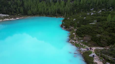 Toma-Aérea-Inclinada-Sobre-El-Lago-Di-Sorapiss-Revela-Su-Entorno-Verde-Y-Montañoso