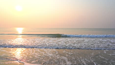 Karibische-Meereswellen-Brechen-Am-Sandstrand-Mit-Abendsonne-Am-Horizont,-Zeitlupe