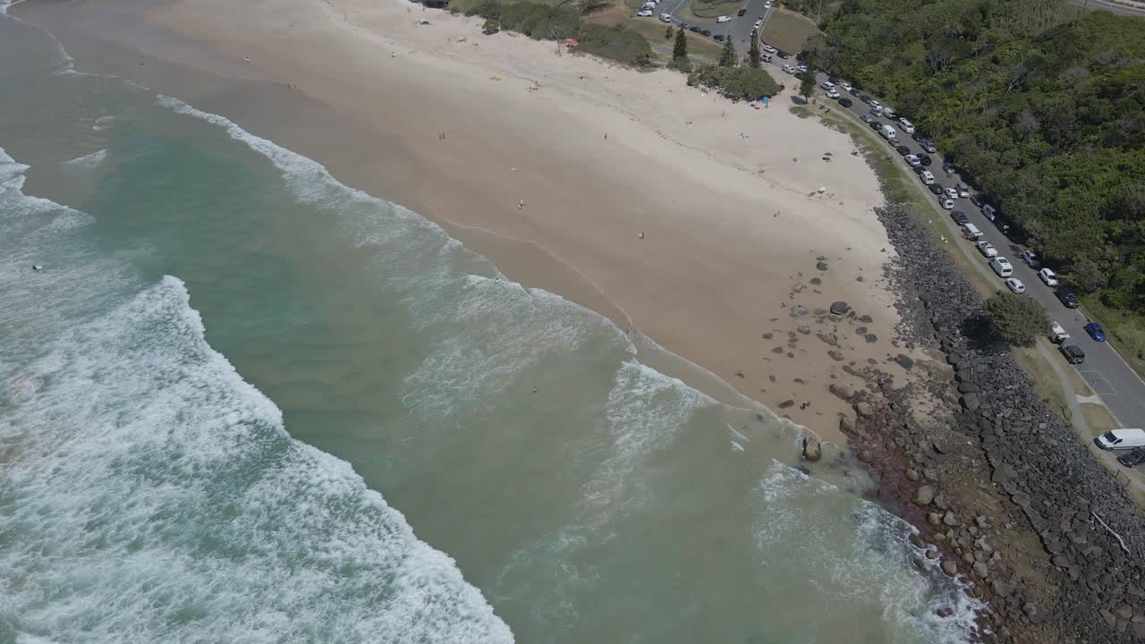 olas salpicando en la playa de arena duranbah en tweed heads, nsw, australia en verano