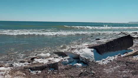 Meereswellen-Krachen-Auf-Felsen-Am-Lake-Michigan