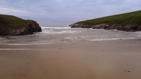 Cornwall-Polly-Joke-El-Disparo-De-Un-Dron-En-Movimiento-Rápido-Sube-Para-Revelar-Un-Paisaje-Y-Un-Horizonte-Increíbles