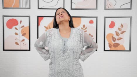 mujer enferma con dolor de espalda