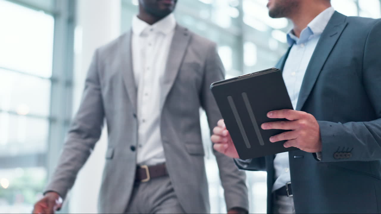 Professionisti, mani e camminata con tablet