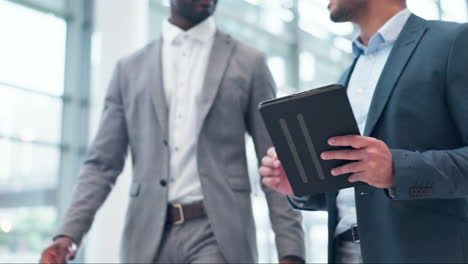 gente de negocios, manos y caminando con la tableta