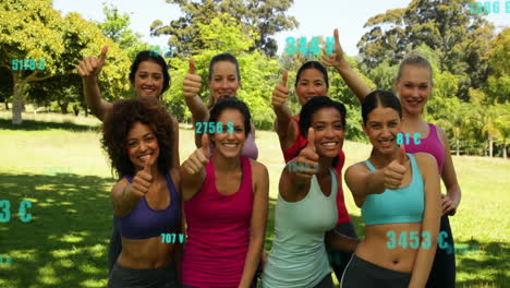 Dando-Pulgares-Hacia-Arriba,-Grupo-De-Mujeres-Con-Animación-De-Estadísticas-De-Fitness-Al-Aire-Libre