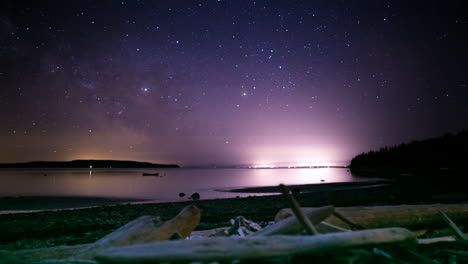 Starlapse-Am-Strand-Mit-Milchstraße-Und-Sonnenaufgang-Zusammen-Mit-Dem-Gezeitenwechsel