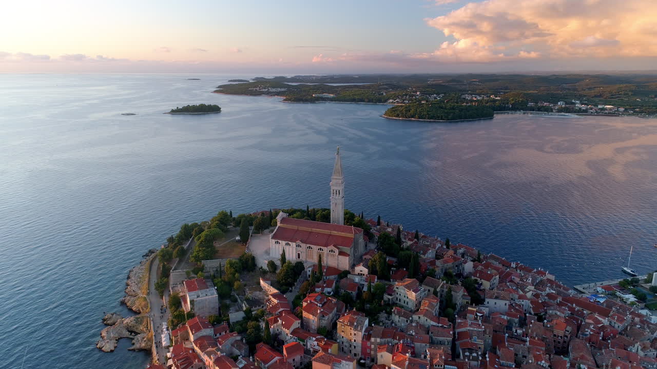 Rovinj, Kroatien flygfoto som dras tillbaka över S:t