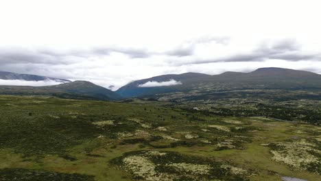 montañas con nubes imágenes de aviones no tripulados noruega dovrefjell