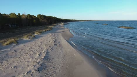 Hermosa-Toma-Aérea-Del-Baño-De-Mar-Salado-De-Ystad-Al-Atardecer-Cerca-Del-Océano-Báltico-En-El-Sur-De-Suecia-Skåne