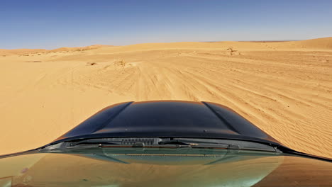 Conduciendo-Sobre-Dunas-De-Arena-Dorada-En-El-Desierto-Del-Sahara-Con-Un-Cielo-Azul-Claro