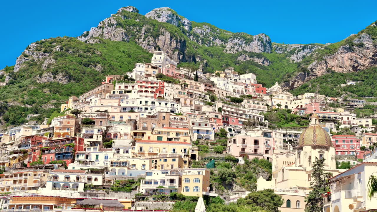 Paesaggio urbano di Positano, situata sulla costa tirrenica, Italia. File di edifici residenziali, vegetazione