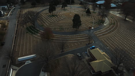 National-cemetery-in-Fayetteville,-headstone-aligned-in-circle,-memorial-day