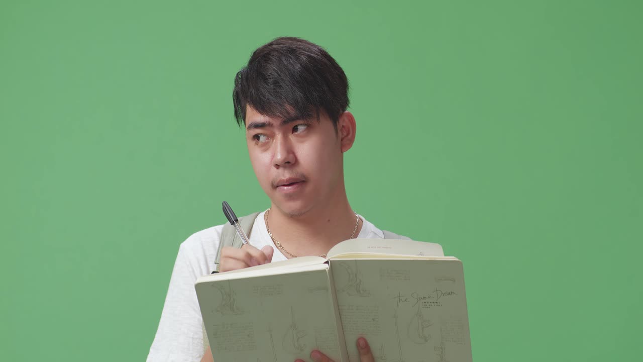 독서 하는 동안 생각 하는 젊은 남자