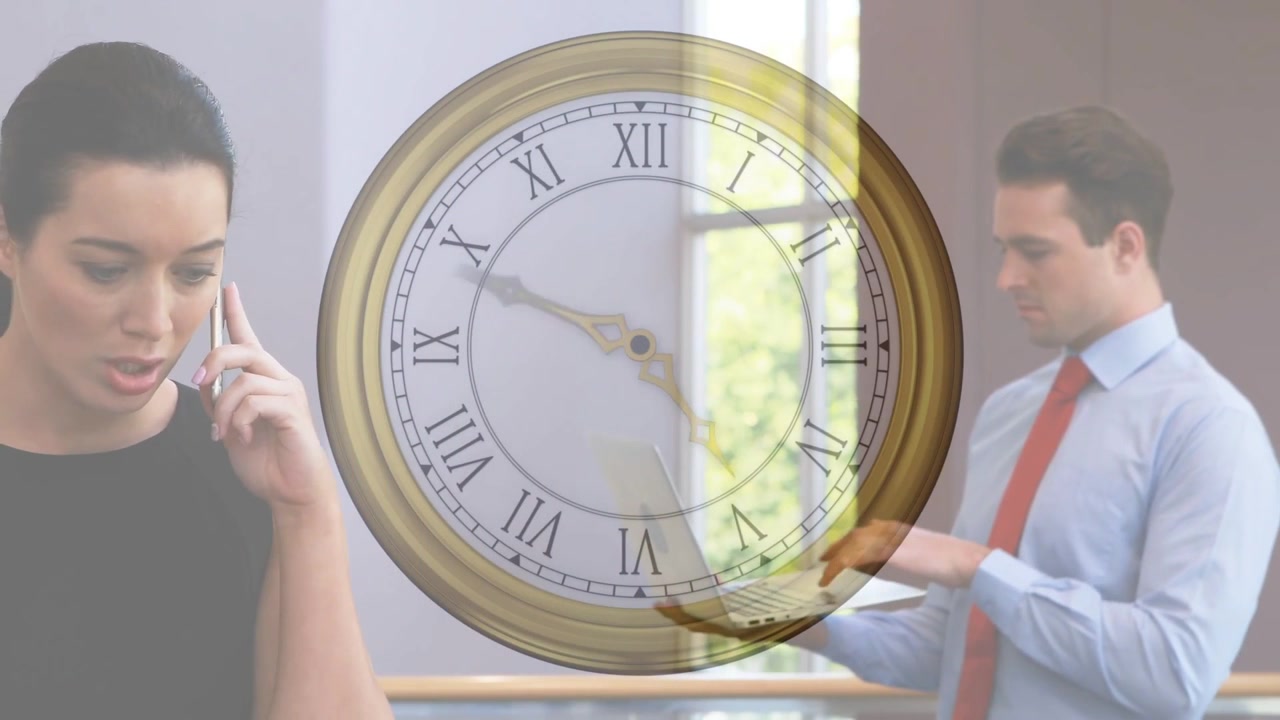 Mujer al teléfono llevándose el teléfono a la oreja, mostrando exasperación en el atrio de la oficina, con una superposición de reloj girando.