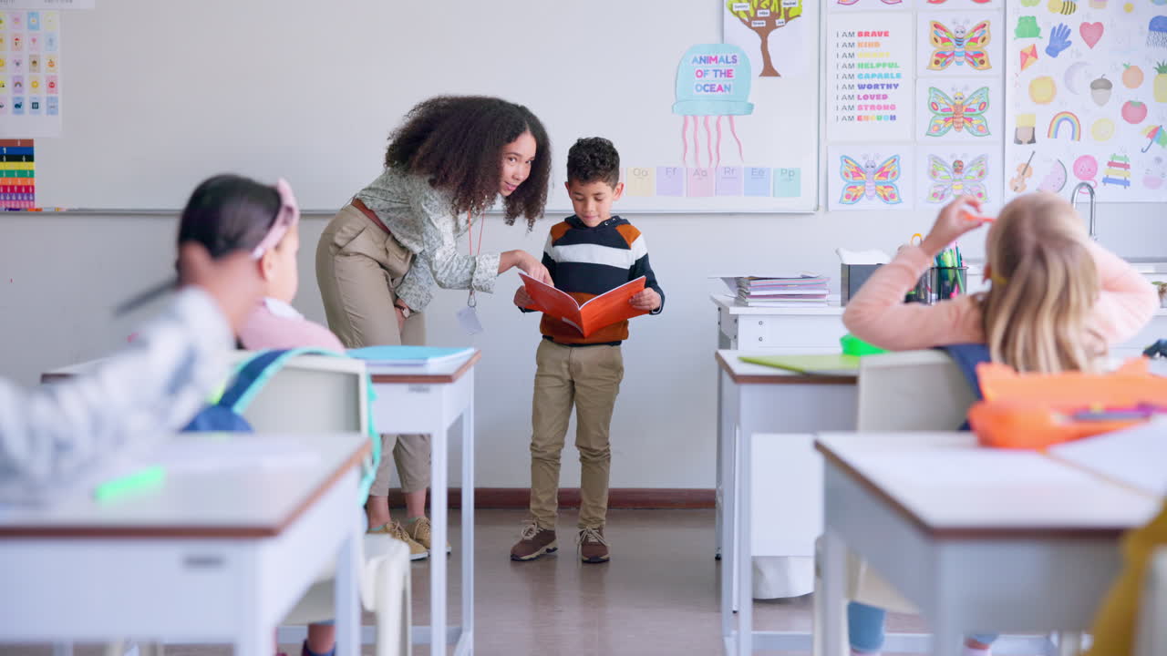 maestro, niño y lectura de un libro en clase