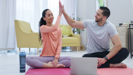 fitness, computadora portátil y pareja de alto cinco en casa