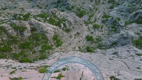 Plataforma-De-Observación-De-Vidrio,-En-Croacia,-Descenso-Aéreo,-Noche-Sin-Gente