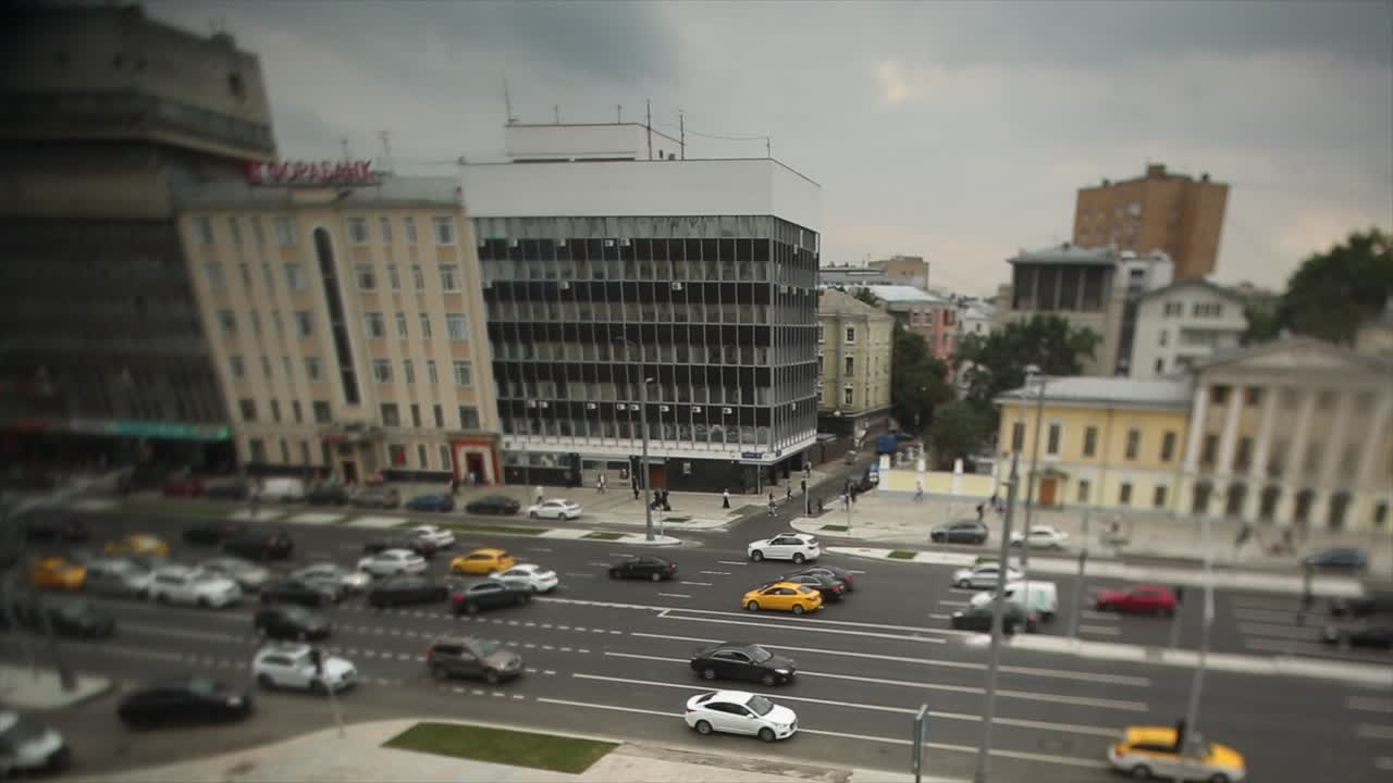vista de la ciudad con tráfico y edificios