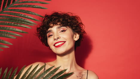 retrato de belleza de moda de una joven sonriente mujer morena con maquillaje elegante de la noche