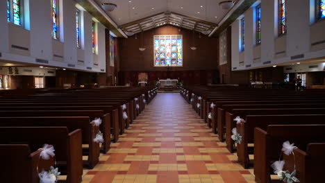 entrando en la iglesia católica del divino niño jesús en westchester, illinois, ee.uu., acercándose al altar con escenarios de boda en bancos