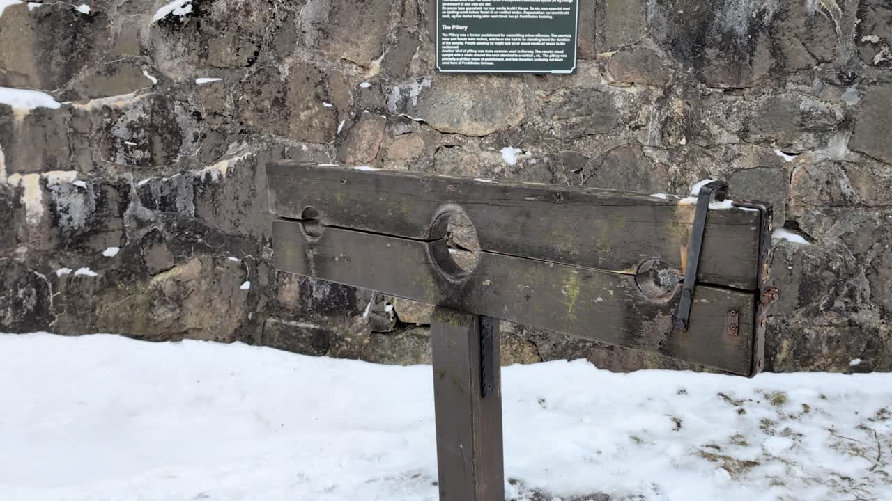 Gabestokke ved Fredriksten fæstning, en fæstning i Halden, Norge. Filmet i 60 billeder per sekund (fps). Dette klip er i 23,976 slowmotion, så du kan bestemme, hvordan du vil bruge det.