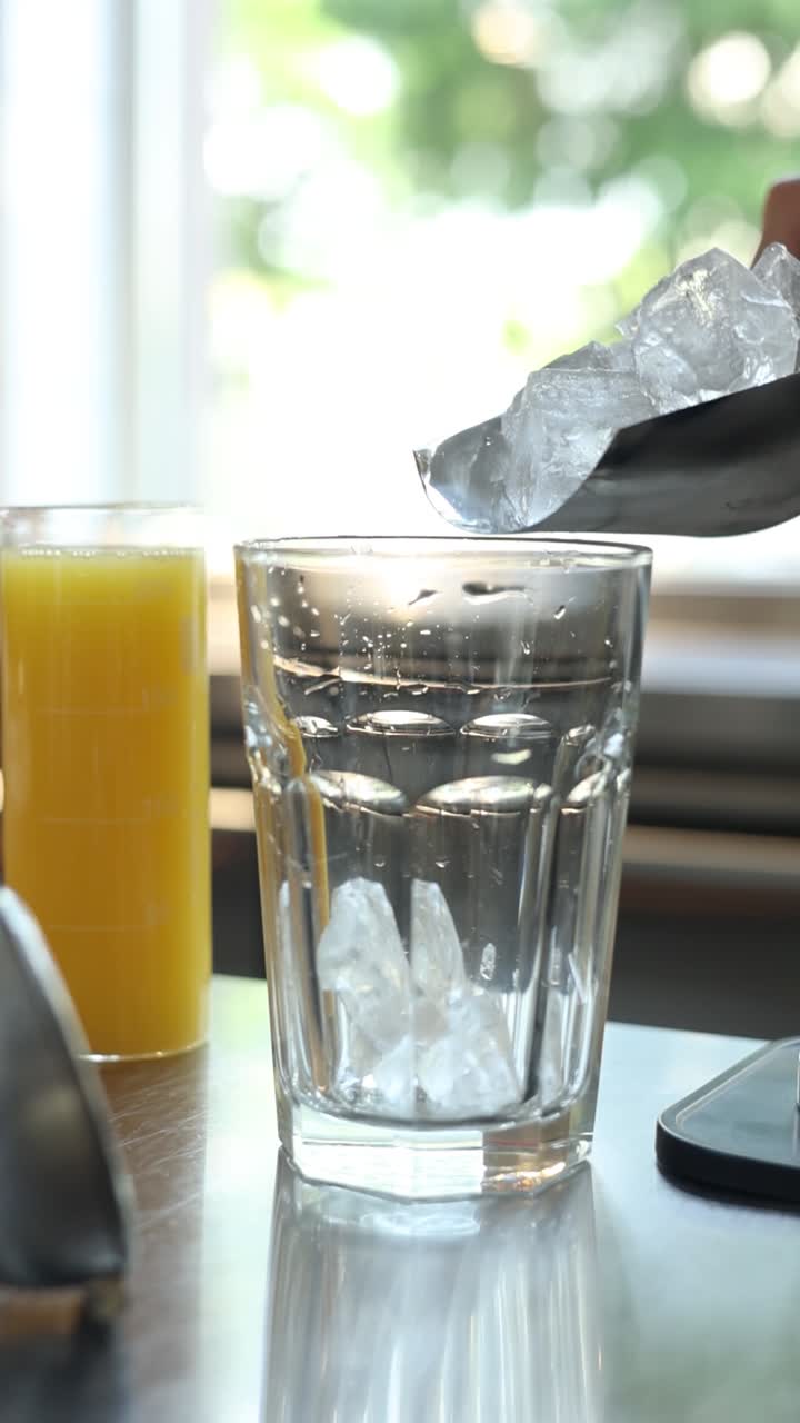 음료 에 얼음 을 첨가 하는 것