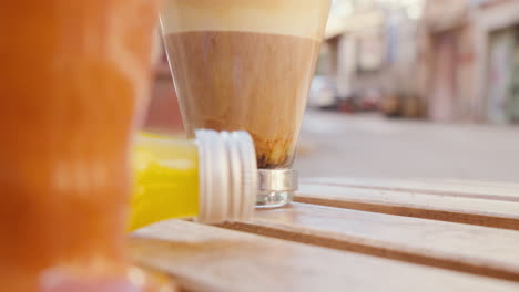 Una-Mesa-En-Un-Café-Al-Aire-Libre-Con-Café,-Creando-Un-Ambiente-Relajado-En-Mallorca,-España