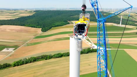 Drohnenaufnahme-Des-Kopfes-Einer-Im-Bau-Befindlichen-Windkraftanlage