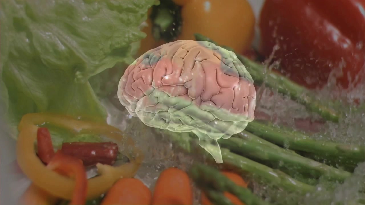 回転する3Dの脳と新鮮な野菜に透明な水が飛び散り、水分補給効果を示す。