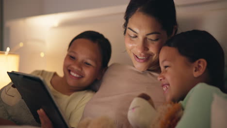 Niños-Felices,-Madre-Y-Risa-Con-Tableta-En-La-Cama