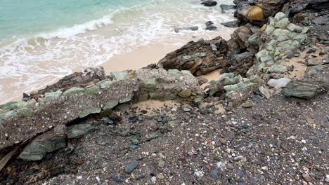 el malecón oceánico sufrió daños importantes debido al aumento de las mareas y las olas que causaron corrosión, lavado, impactos del cambio climático, panorámica de izquierda a derecha