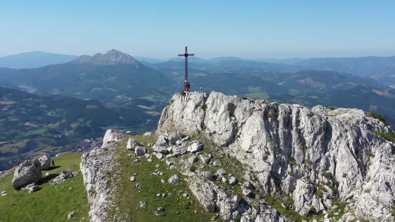 Vista aerea con drone di una grande croce di ferro sulla cima di una montagna nei Paesi Baschi