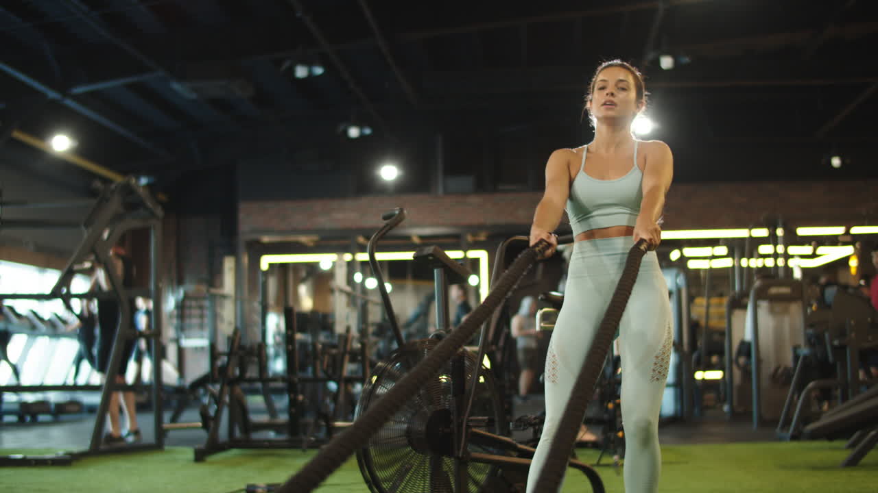Chica en forma haciendo ejercicio en el gimnasio