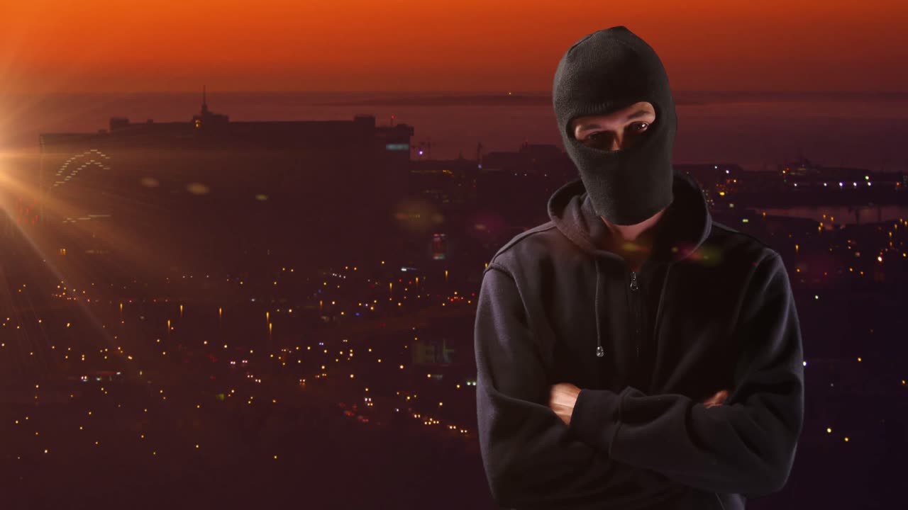 animación de un hacker cruzando los brazos sobre el paisaje urbano