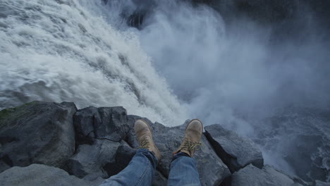 Hombre-De-Pie-Junto-A-La-Cascada-De-Detifoss-En-Islandia.-Punto-De-Vista-Personal