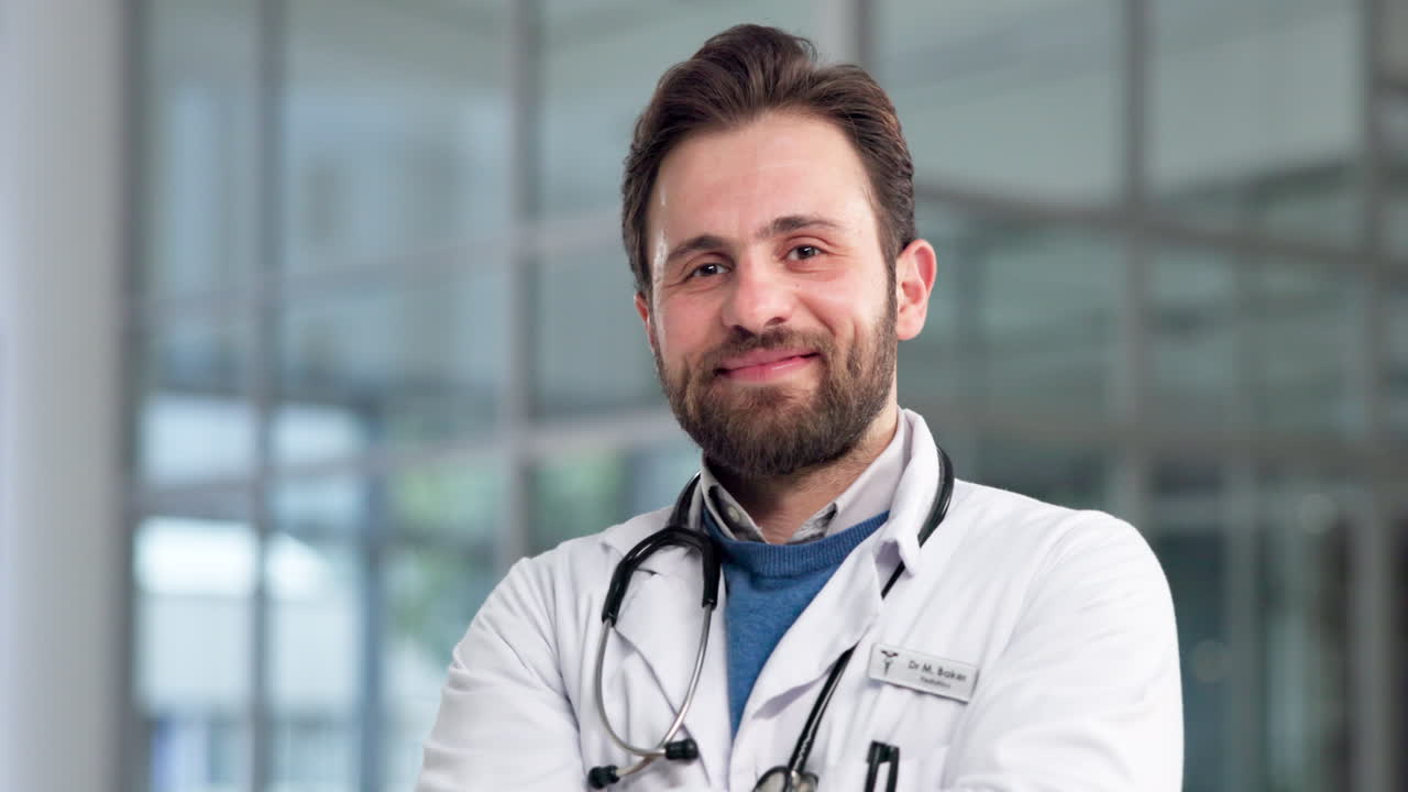 Porträt eines lächelnden Arztes