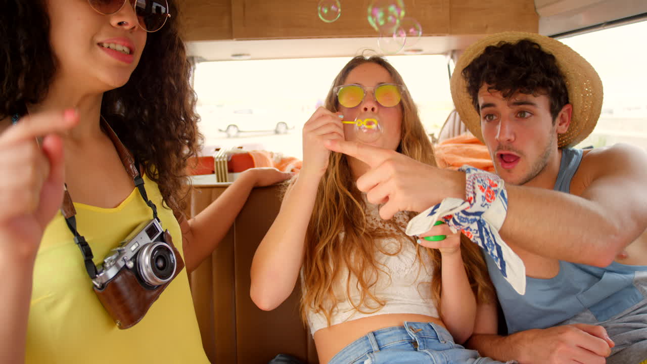 un grupo de amigos emocionados soplando