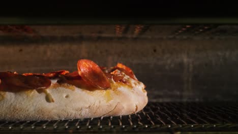 pizza con pepperoni en el horno