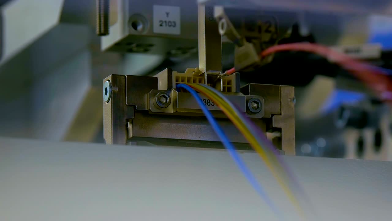 parte de la línea automática para la producción de cables y conectores para ordenadores