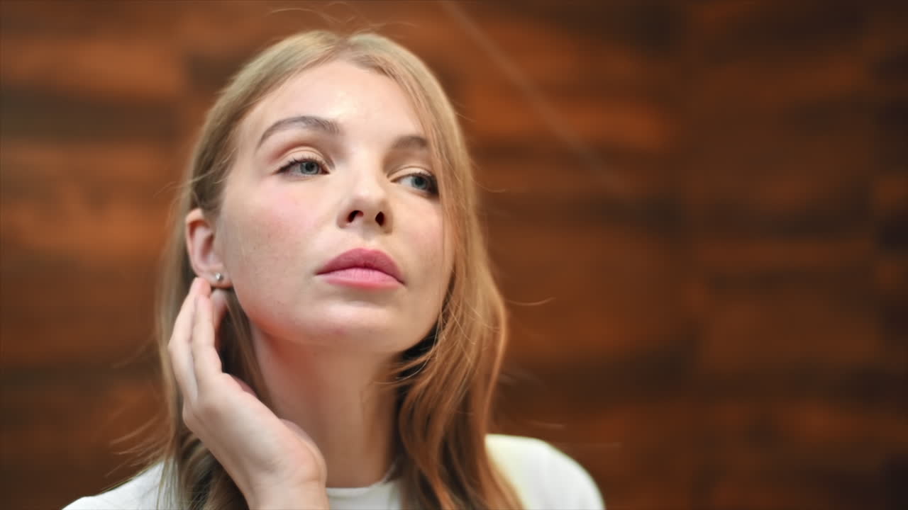 Retrato de una mujer joven y bella