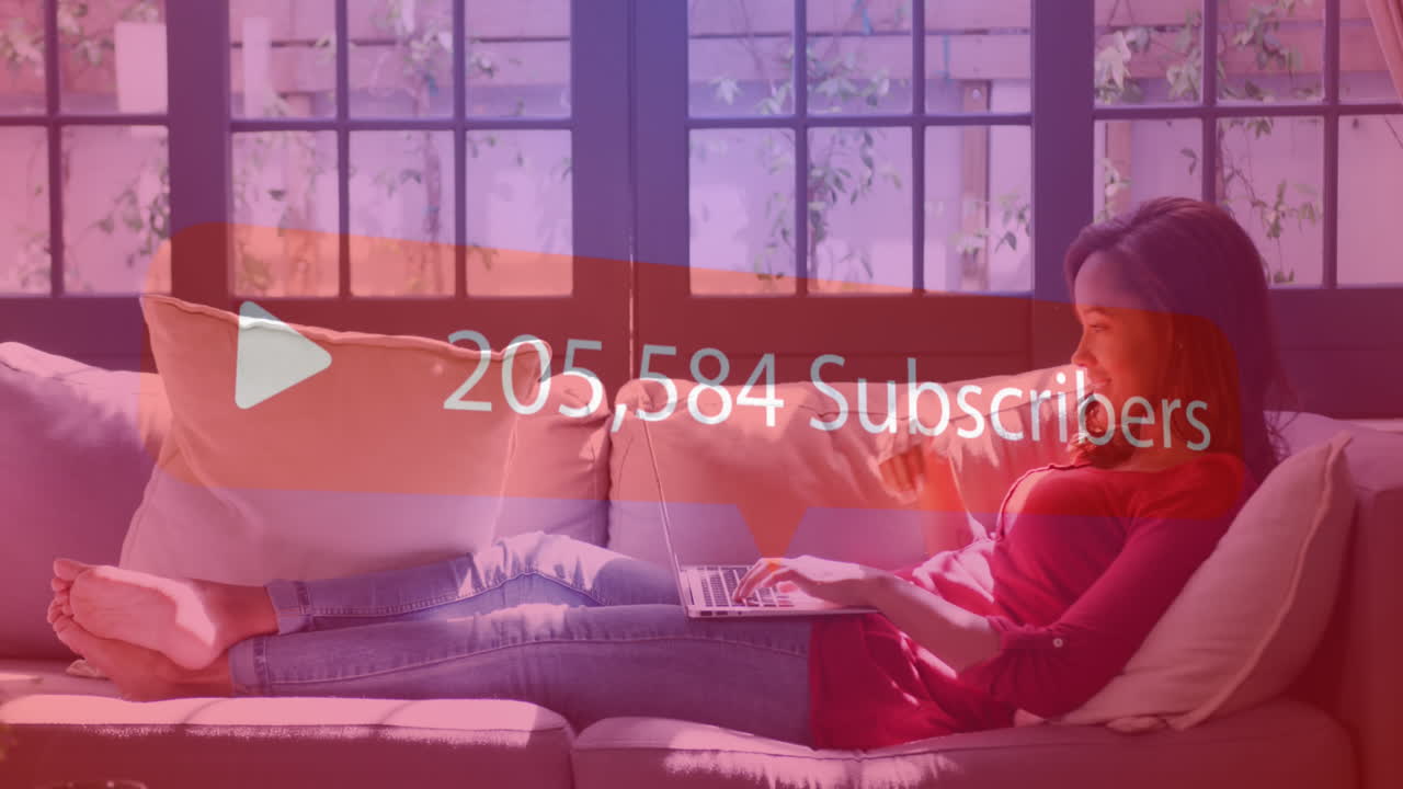 가정에서 노트북을 사용하는 여성에 대한 가입자 텍스트와 숫자와 함께 음성 거품의 애니메이션