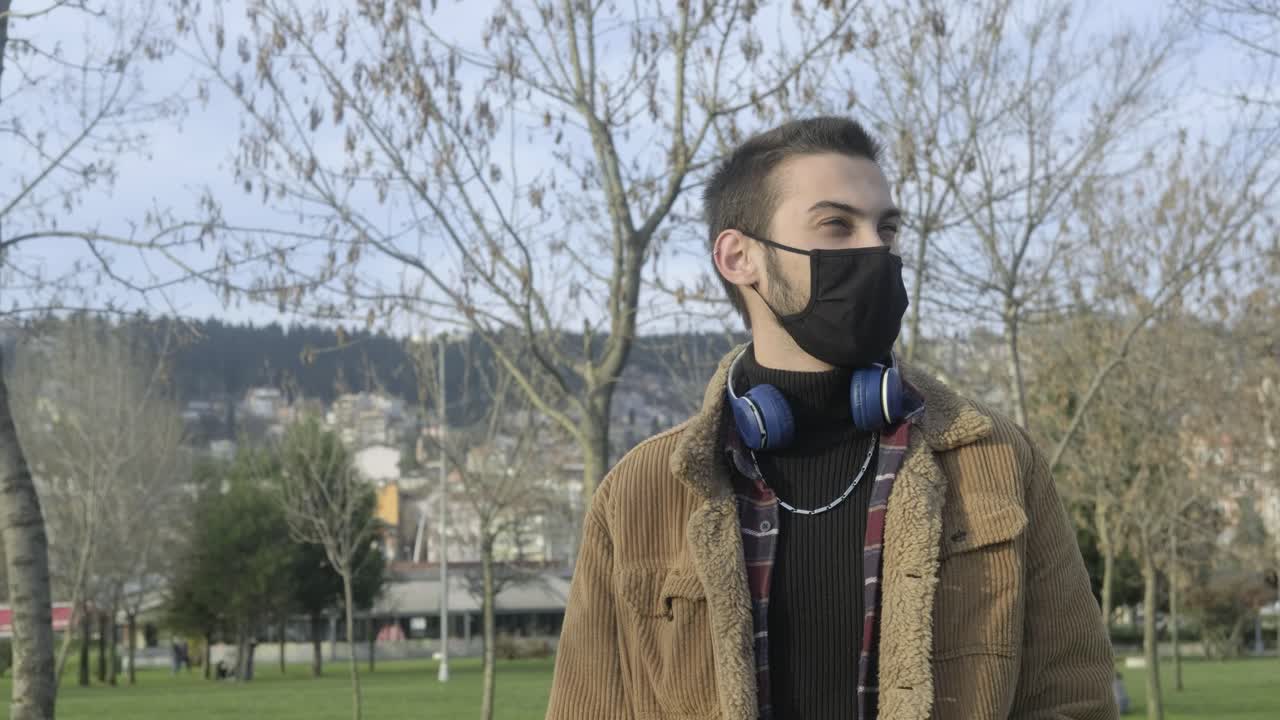 joven enmascarado en el parque