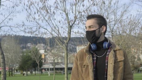 joven enmascarado en el parque