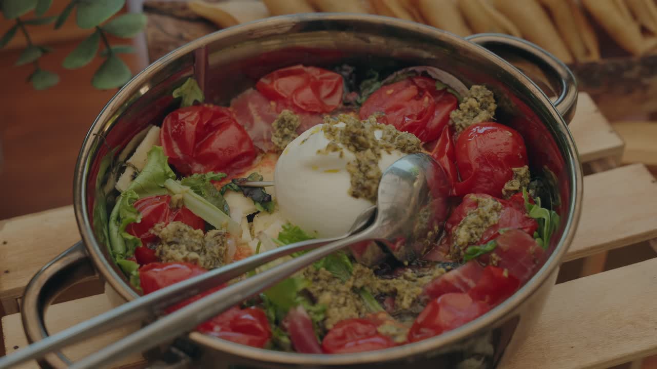 구운 토마토, 허브, 풍부한 페스토를 곁들인 다채로운 부라타 요리