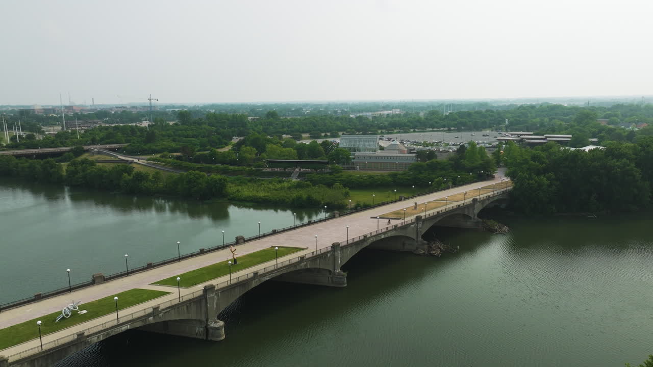 puente peatonal del río blanco en indianápolis, indiana, estados unidos
