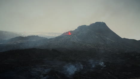 desastre de erupción volcánica en el valle de geldingadalir con gas volcánico en islandia